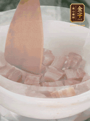 砂鍋內(nèi)咸肉微微煸出香味，再倒入開水。放排骨滾開后轉(zhuǎn)中小火篤30分鐘。（水盡量一次加足，以免中途加水沖淡鮮味。這一步是湯底濃白的關(guān)鍵）