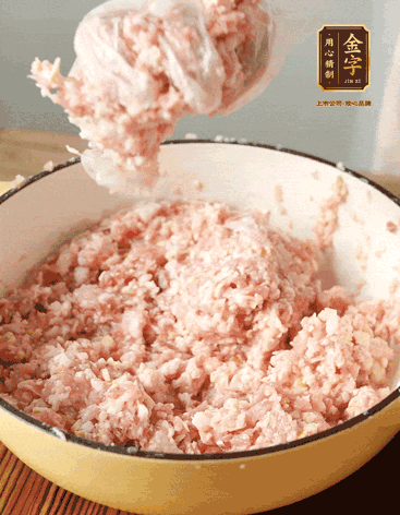 肉丁、咸肉丁、一丟丟鹽、料酒拌勻，反復(fù)摔打上勁。接著加入1兩蔥姜水，反復(fù)拌勻摔打上勁。前后共加3遍。3遍后筍丁，接著反復(fù)摔打上勁。最后加入1個蛋清、3茶匙生粉拌勻摔打上勁