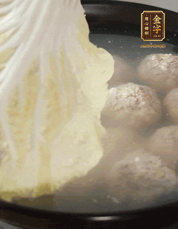 等獅子頭浮起來時再加白菜蓋。小火慢燉2小時