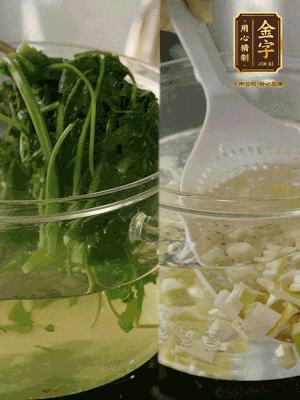 春筍切丁焯水；薺菜加鹽焯水，過涼水后切成細(xì)末