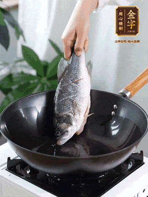 熱油，加1大勺豬油、姜片，再下鱸魚，煎至定型后翻面。（加點豬油，燉出的魚湯更容易變?yōu)榍逅哪贪咨?。?>
					</div>
					<span>步驟 3/6</span>
					<p>熱油，加1大勺豬油、姜片，再下鱸魚，煎至定型后翻面。（加點豬油，燉出的魚湯更容易變?yōu)榍逅哪贪咨＃?/p>
				</li><li>
					<div   id=