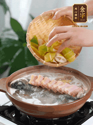 倒開水燉煮后轉(zhuǎn)移入砂鍋，淋料酒去腥、加少許鹽調(diào)味，再依次加咸肉、春筍燉煮15分鐘。