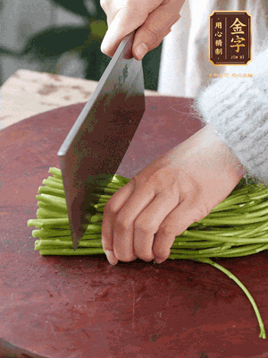 正嫩的藜蒿，掐頭去除根部，切小段