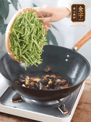 熱油煸香蒜末、姜粒、小米辣，再下臘肉煸炒出香味