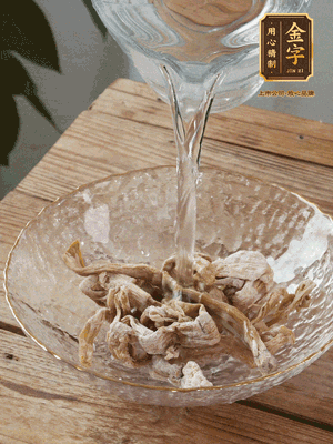 筍干提前泡發(fā)1晚切段，冬瓜去皮切塊。