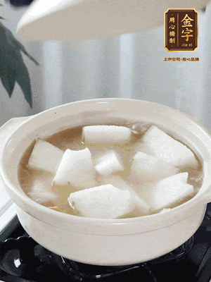 最后下冬瓜繼續(xù)燉煮10分鐘，撒上蔥花點(diǎn)綴。