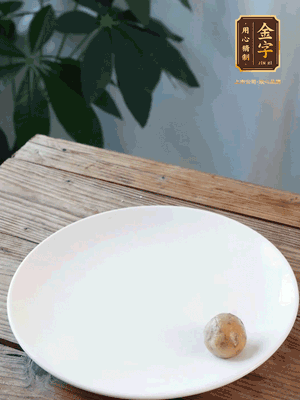 做水油皮、油酥 將油皮材料放入料盆中，加100ml水?dāng)嚢璩裳┗ㄆ瑺睢Ｔ诎赴迳戏磸?fù)揉搓成有一定筋度的光潔面團(tuán)，搓成14個(gè)團(tuán)子。

