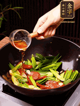 下蒜苗炒軟，沿鍋邊烹入一勺料酒，加醬油、蠔油、白糖調(diào)味炒勻