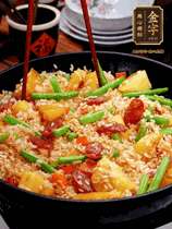 加水，沒過大部分食材。把瀝干水分的米飯均勻地鋪在上面，筷子戳幾個洞