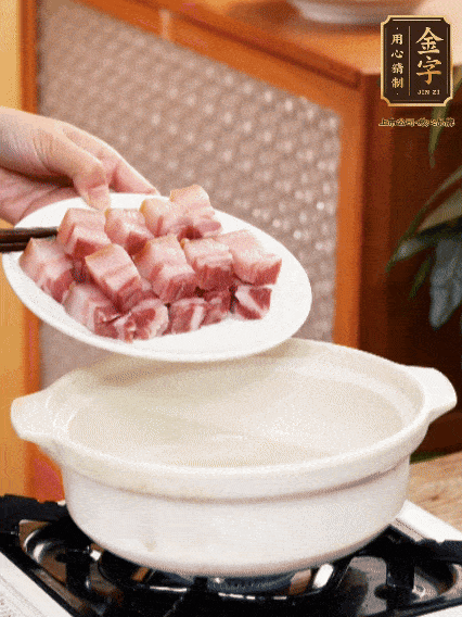 鍋內(nèi)倒油，下咸肉微微煸炒，再放排骨炒一下