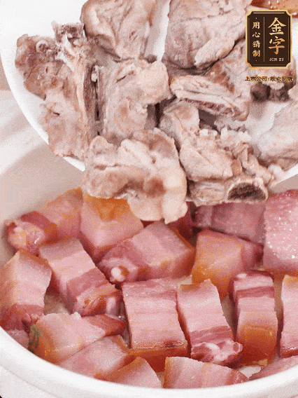 倒入開水燉煮，大火燒開后轉(zhuǎn)小火