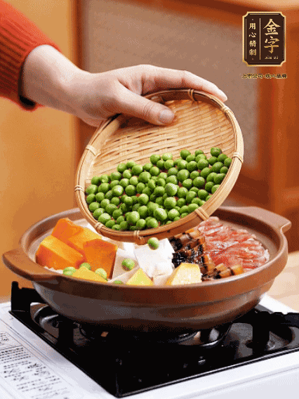 再鋪上臘腸、醬油肉、豌豆，小火煲6分鐘