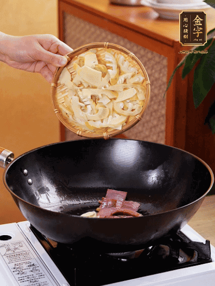 油熱，下蒜末、火腿煸炒出香味，再下筍片微微翻炒